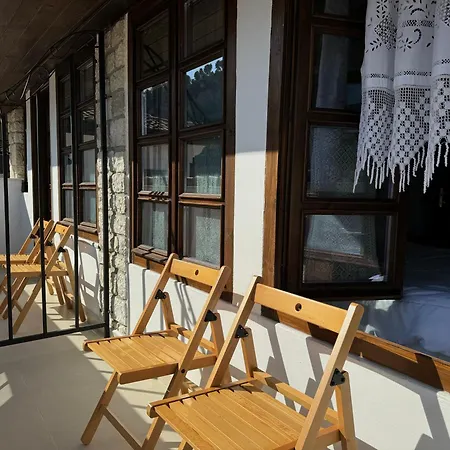 White House Boutique & Restaurant - Since 1999 *