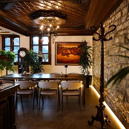 White House Boutique & Restaurant - Since 1999