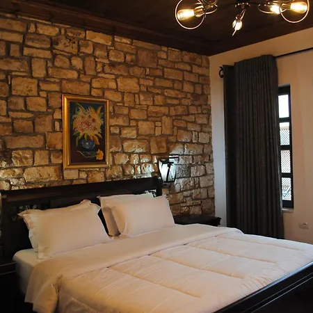 White House Boutique & Restaurant - Since 1999 * Berat